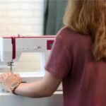 Bernette Sew&GO8 Machine à coudre ordinateur avec 197 programmes de couture, bras libre, écran multifonction, couture, patchwork, matelassage, White – Image 9