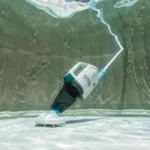 Nettoyeur pour piscine et spa INTEX ZR100 - Autonomie 50 mn - Chargeur USB + 2 brosses interchangeables inclus – Image 2